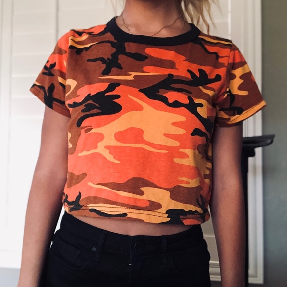 Tops - Cropped orange camo tee